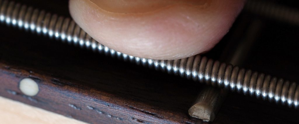 Geräusche und Unsauberkeiten beim Greifen, Loslassen und Rutschen über